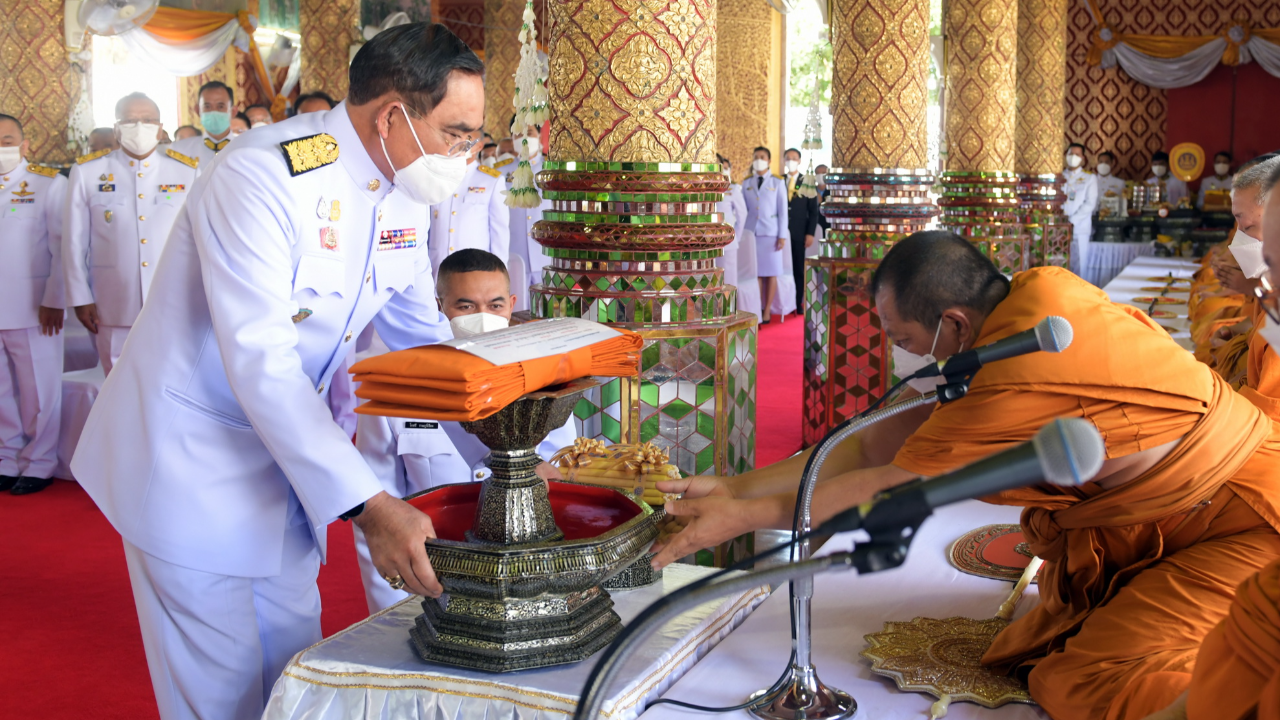 นายกฯ นำครม. ถวายผ้าพระกฐินพระราชทานประจำปี 65 ยอดเงิน 9.2 ล้านบาท