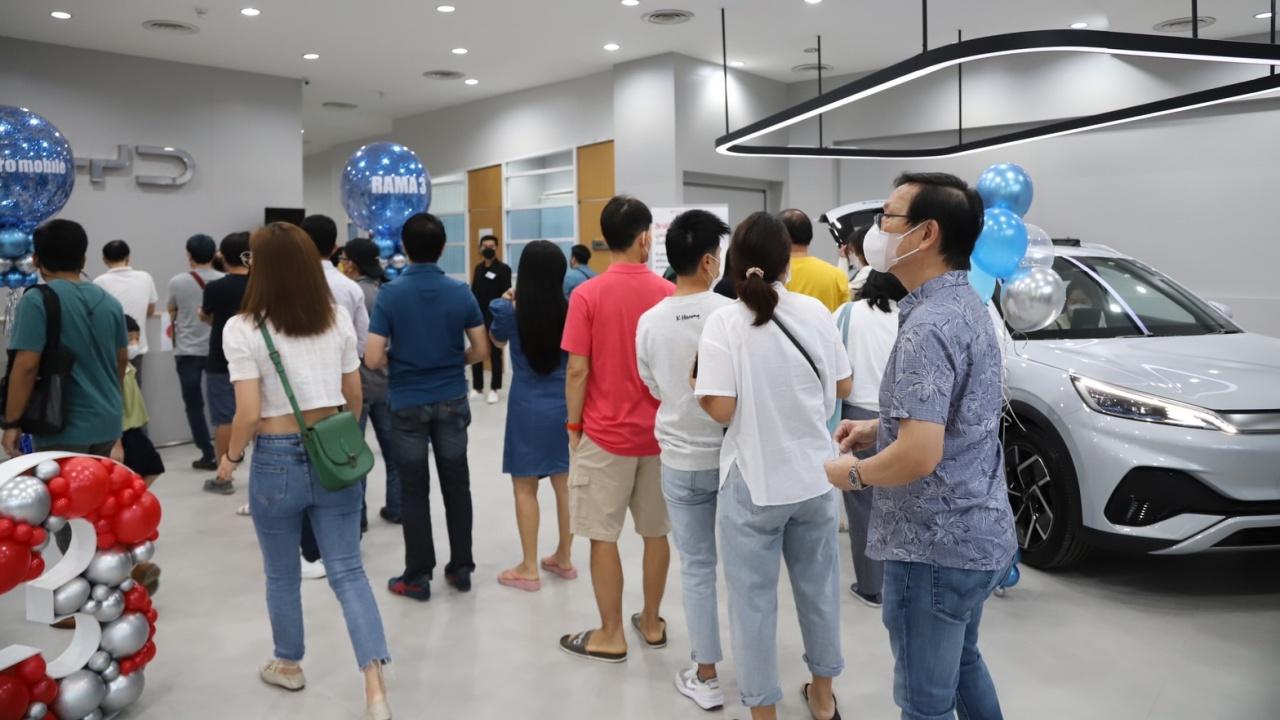 "BYD ATTO 3" ฮอตเว่อร์ แห่จองคิวตั้งแต่เช้ามืด ลุ้นเป็น 500 คน ได้รถทันที