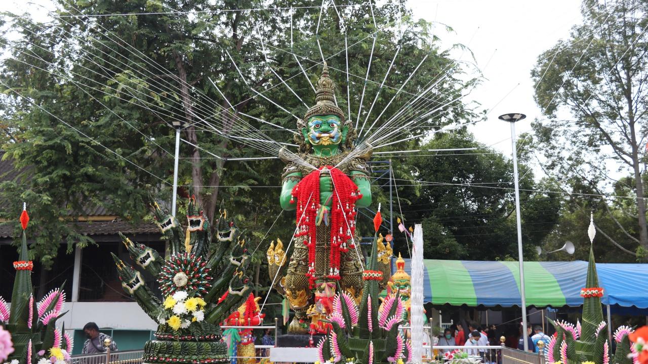 ชาวบ้านร่วมพิธีบวงสรวง "ท้าวเวสสุวรรณ" ไม่ผิดหวังได้ "เลขเด็ด" ลุ้นเฮโค้งสุดท้าย