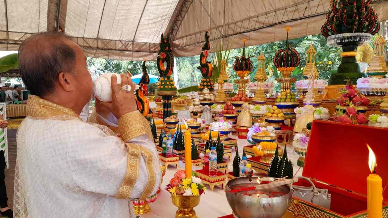 ส่องขันน้ำมนต์ "คำชะโนด" พ่อจ้ำทำพิธีบวงสรวง แม่ค้าแย้มเลขเด็ดขายดี (คลิป)