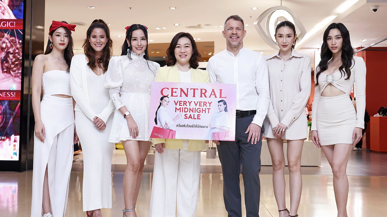 คุ้มจริง สเตฟาน จูเบิร์ท และ จิรวรรณ วัฒนสมบัติ เปิดแคมเปญ “CENTRAL VERY VERY MIDNIGHT SALE” มอบโปรโมชันสุดคุ้มในห้างเซ็นทรัลทุกสาขา โดยมี พลอยพยัพ ศรีกาญจนา, รัญดภา มันตะลัมพะ และ พรพรรณ รัตนหิรัญญา มาร่วมงานด้วย ที่เซ็นทรัล ชิดลม วันก่อน.