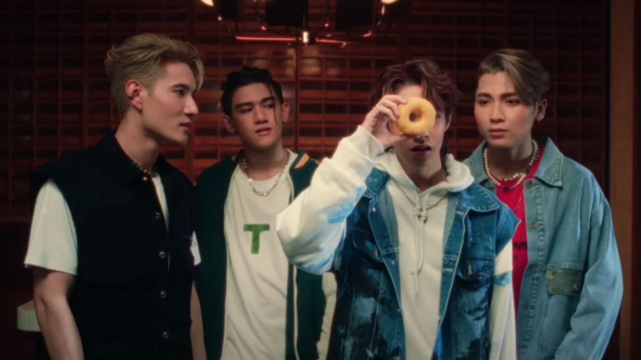 ภาพจาก MV เพลง Stand by หล่อ