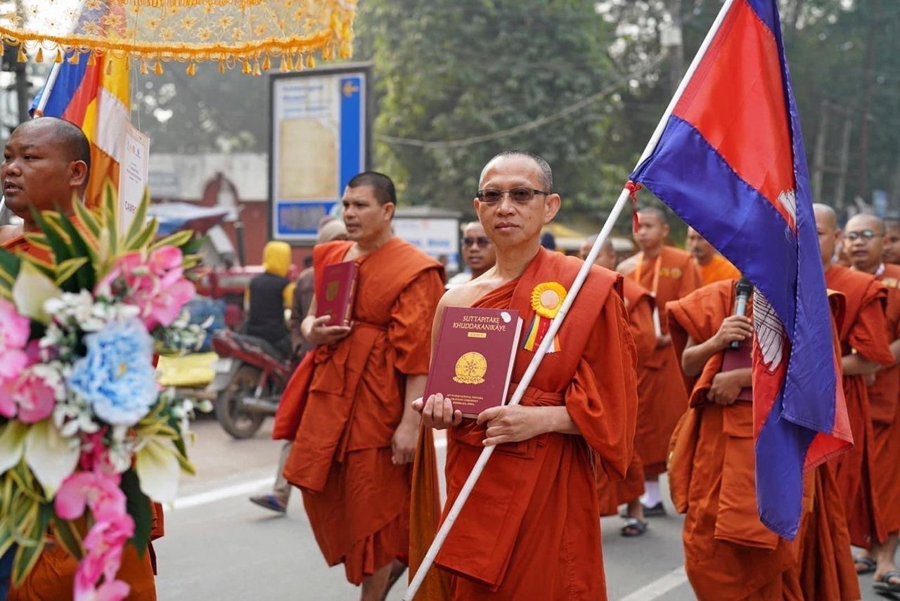 คณะสงฆ์จากประเทศต่างๆ ร่วมขบวนอัญเชิญพระไตรปิฎกจากวัดไทยพุทธคยา เมืองคยา รัฐพิหาร อินเดีย ไปยังบริเวณพิธีใต้ต้นพระศรีมหาโพธิ์ มหาเจดีย์พุทธคยา เมืองคยา.