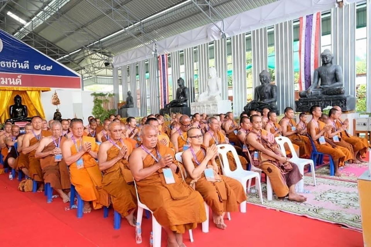 พระวิเทศวชิรญาณ (สมพงศ์) รก.เจ้าอาวาสวัดไทยกุสินาราเฉลิมราชย์ เมืองกุสินารา รัฐอุตตรประเทศอินเดีย เป็นประธานในพิธีสาธยายพระไตรปิฎก ที่วัดสุวรรณภูมิพุทธชยันตี 989 จ.สมุทรปราการ.