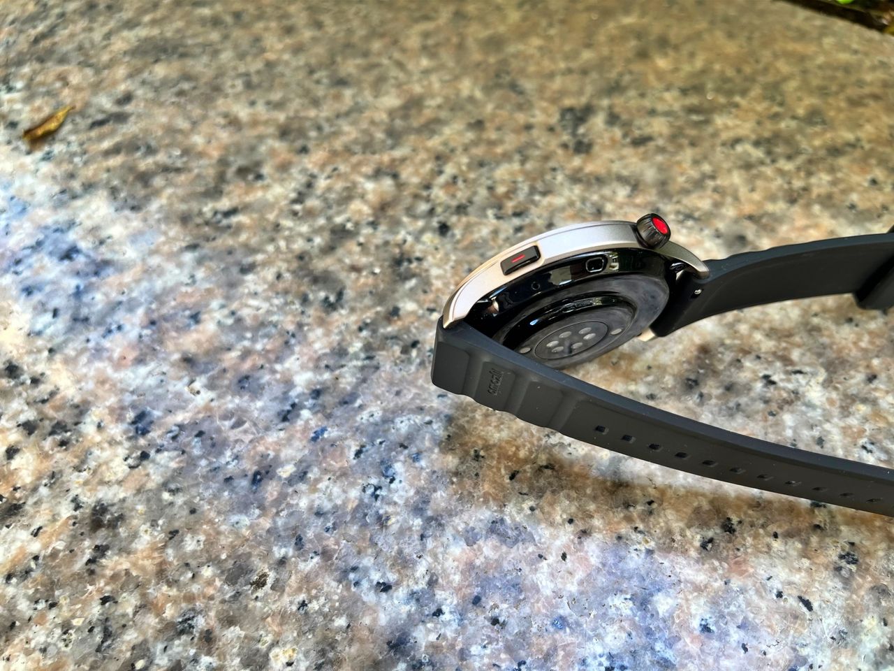 บังคับด้วยระบบทัชสกรีนและผ่านฟังก์ชันปุ่มทั้งสองปุ่มด้านบนและล่าง