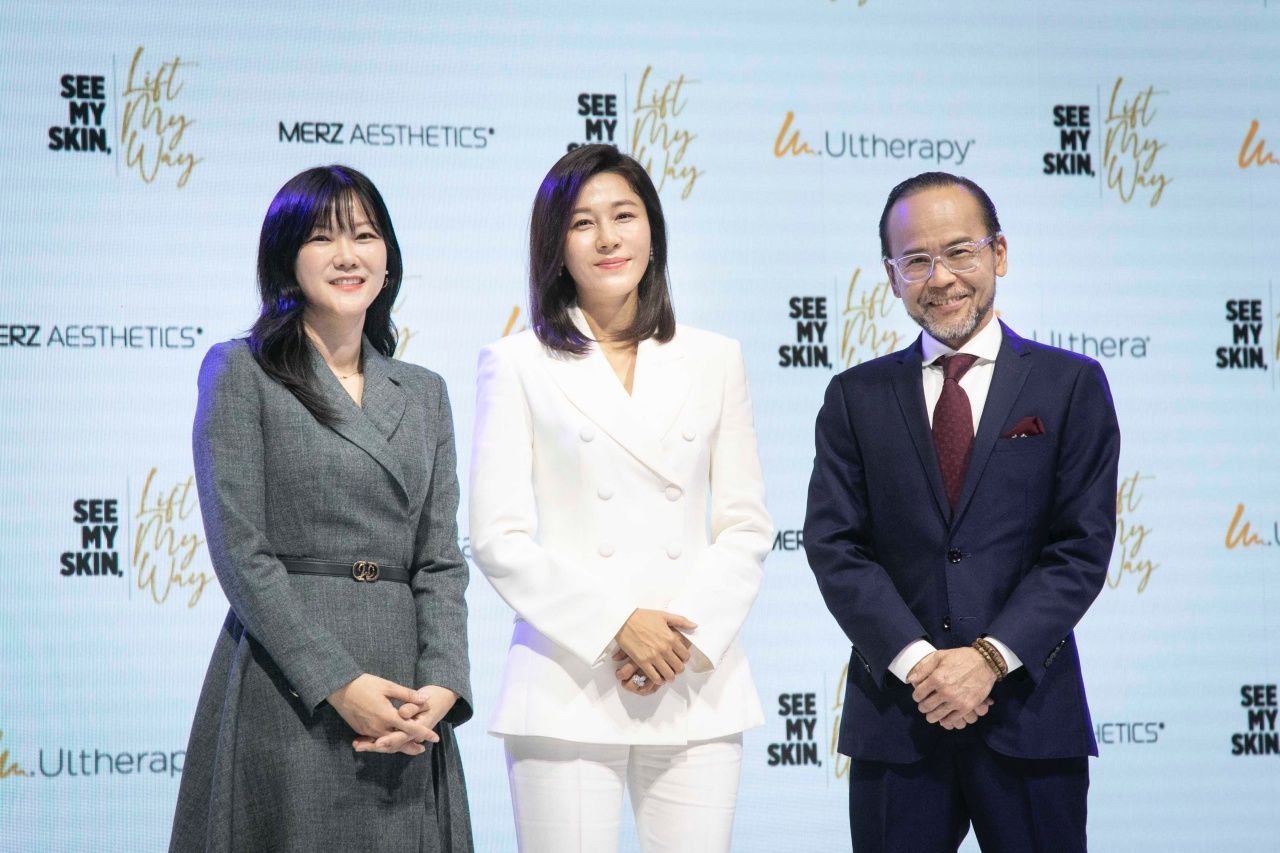 คิม ฮานึล (กลาง)