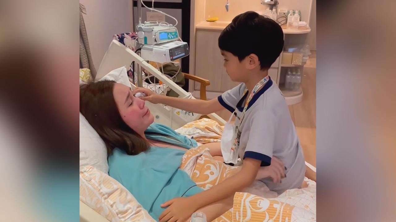 โมเมนต์ซึ้ง น้องเร เช็ดน้ำตาให้แม่ ทาทา เริ่มท้อแอดมิต 40 วันป่วยยังไม่หาย