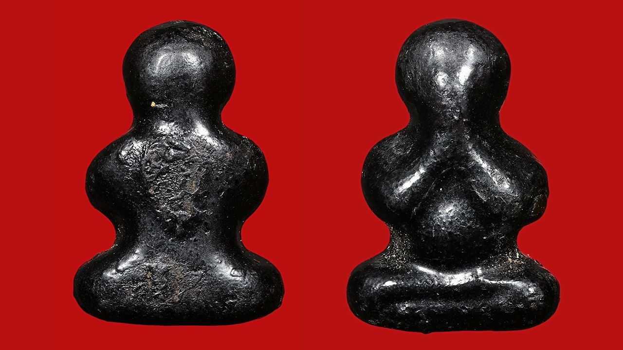 พระปิดตา เนื้อผงเคลือบรัก พ.ศ.๒๕๑๐ หลวงพ่อทองสุข วัดสะพานสูง ของเต่า พระเครื่อง.