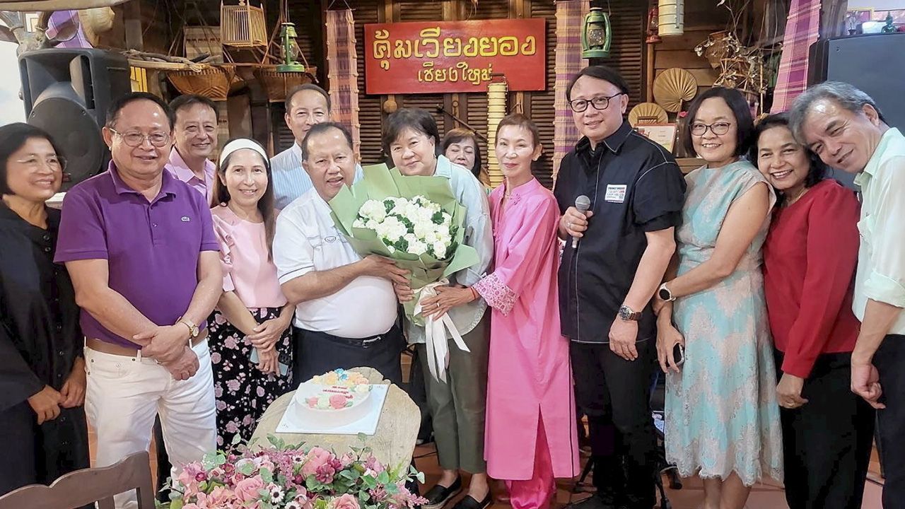 ดีใจด้วย - ผศ.ทพ.ดร.นฤมนัส คอวนิช, ผศ.นพ.โอภาส พิณไชย, พญ.วิลาสินี อยู่สุข, การะ เกด สุขพงศ์ และ นงนุช นามวงศ์ มาร่วมในงานเลี้ยงแสดงความยินดีให้ รศ.นพ.อำนาจ อยู่สุข ในโอกาสได้รับเลือกเป็นนักศึกษาเก่าดีเด่น ม.เชียงใหม่ ที่คุ้มเวียงยอง จ.เชียงใหม่ วันก่อน.