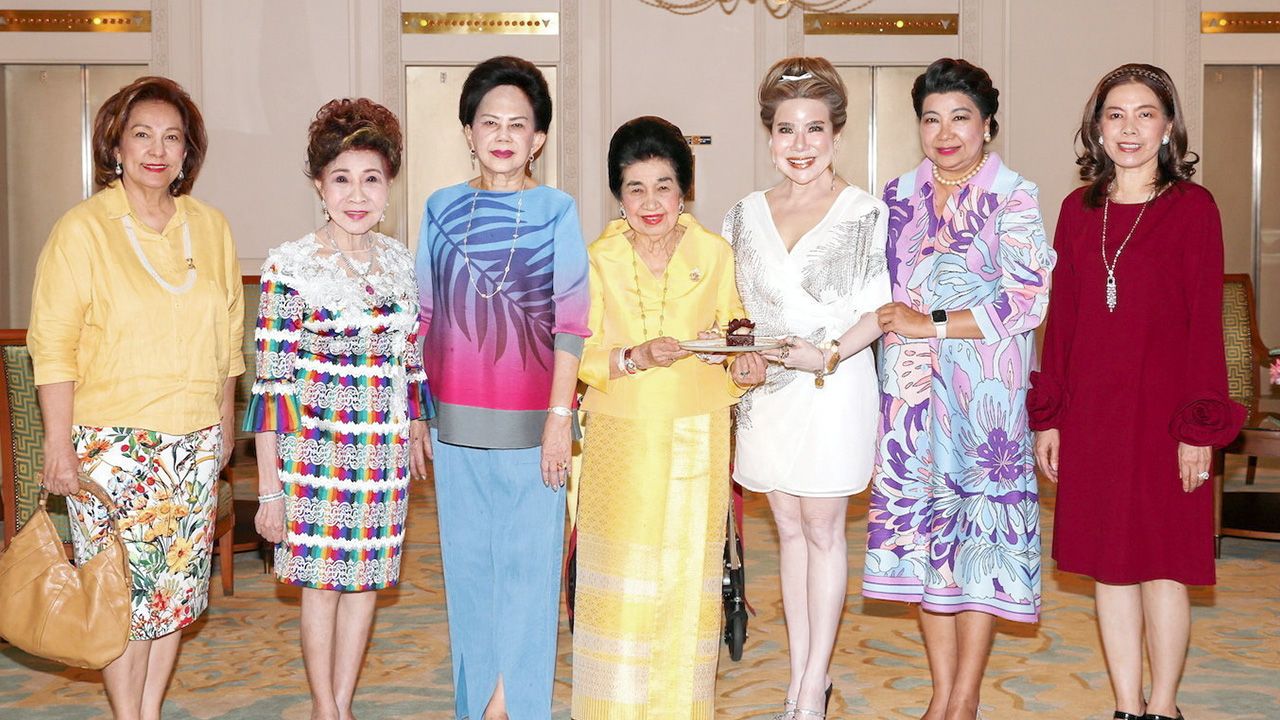 เบิร์ธเดย์ - คุณหญิงโรส บริบาลบุรีภัณฑ์ จัดงานเลี้ยงฉลองวันเกิดให้ รมณีย์ เธียรประสิทธิ์ โดยมี มาลินี สุขมงคล, รัญชา บริบาลบุรีภัณฑ์, สุกัญญา นิยมมาลัย และ สุภารัตน์ จักรพันธุ์ ณ อยุธยา มาร่วมอวยพรด้วย ที่ห้องลอร์ดจิมส์ โรงแรมแมนดาริน โอเรียนเต็ล วันก่อน.