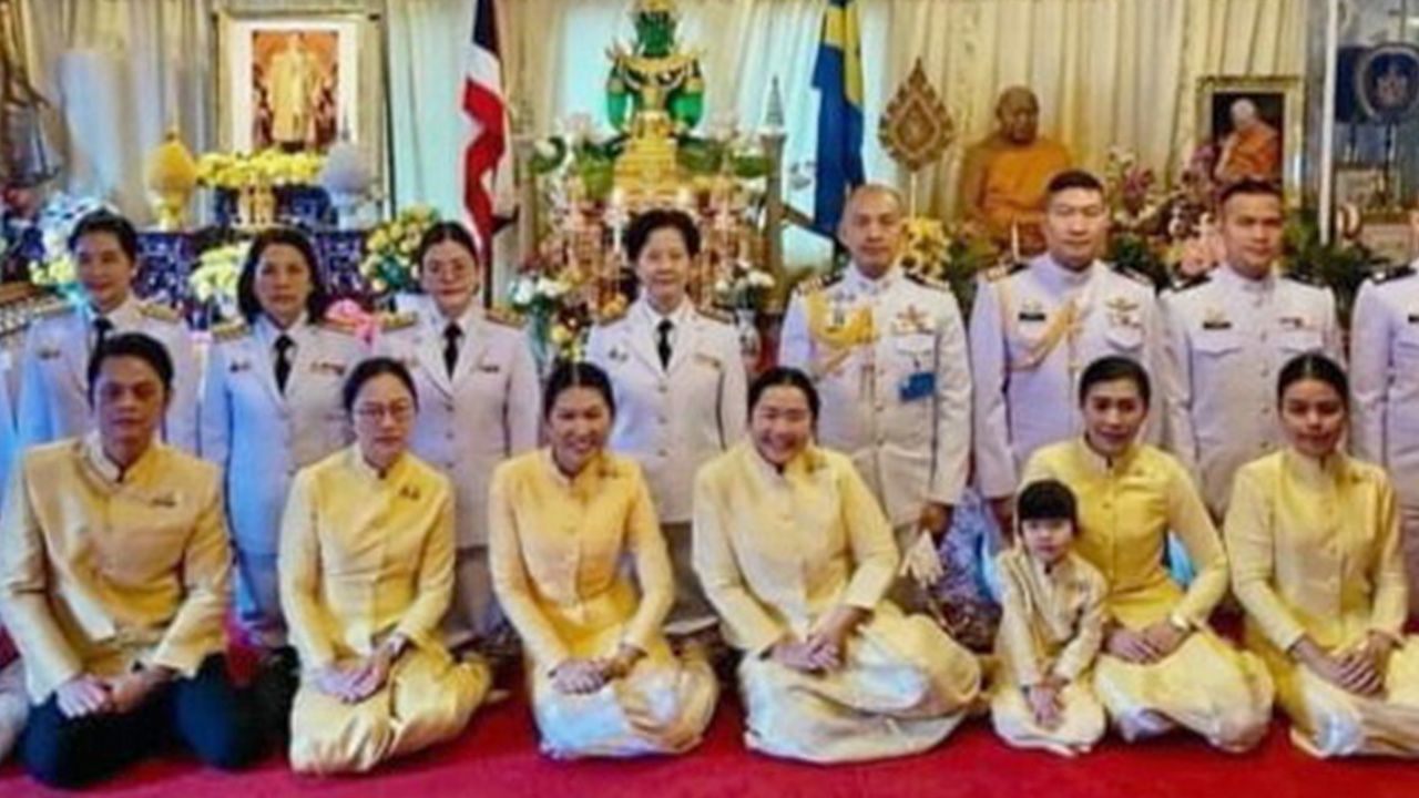 น้อมรำลึก - อรุณรุ่ง โพธิ์ทอง ฮัมฟรีย์ส ออท. ณ กรุงสตอกโฮล์มสวีเดน เป็นประธานจัดทำบุญตักบาตร ถวายพระราชกุศล พระบาทสมเด็จพระบรมชนกาธิเบศรฯ เนื่องในวันคล้ายวันพระบรมราชสมภพ ที่วัดพุทธาราม แวร์มเดอ.