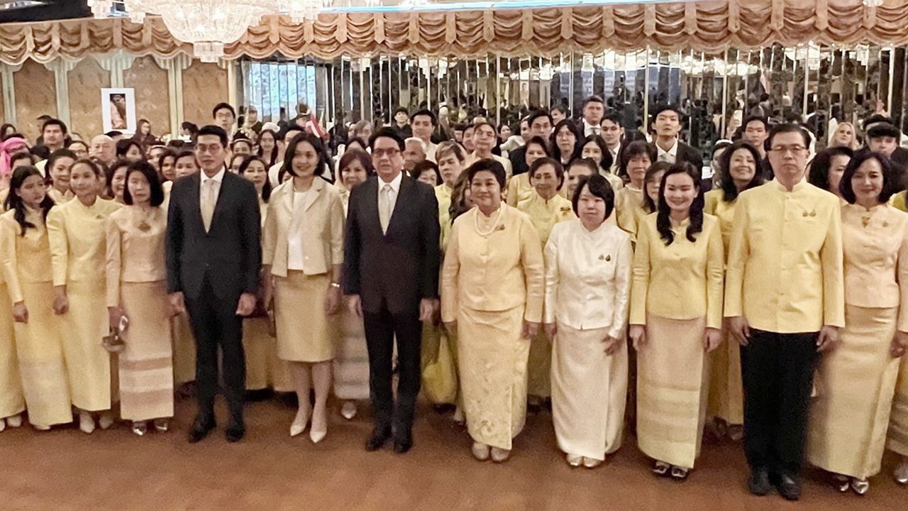 รวมใจไทย - สมใจ ตะเภาพงษ์ กสญ. ณ นครนิวยอร์ก สหรัฐฯ จัดงานคล้ายวันพระบรมราชสมภพ พระบาทสมเด็จพระบรมชนกาธิเบศรฯ วันชาติ และวันพ่อแห่งชาติ ที่ Astoria World Manor เมืองควีนส์ นิวยอร์ก.