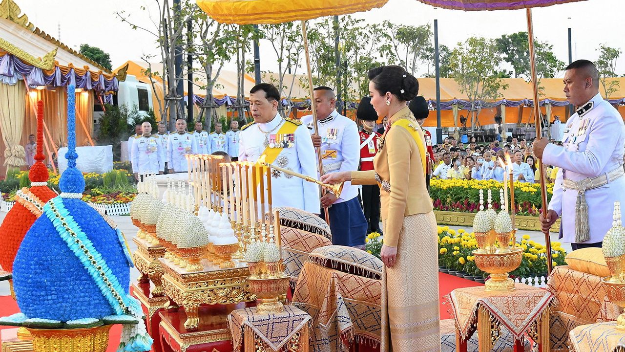 พระบาทสมเด็จพระเจ้าอยู่หัว และ สมเด็จพระนางเจ้าฯ พระบรมราชินี เสด็จฯไปทรงวางพุ่มดอกไม้ ณ พระบรมราชานุสาวรีย์พระบาทสมเด็จพระบรมชนกาธิเบศร มหาภูมิพลอดุลยเดชมหาราช บรมนาถบพิตร เมื่อวันที่ 5 ธันวาคม.