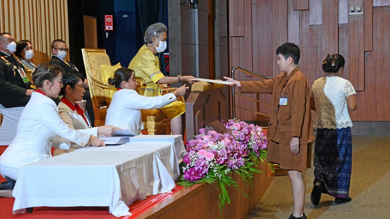 สมเด็จพระกนิษฐาธิราชเจ้า กรมสมเด็จพระเทพรัตนราชสุดาฯ สยามบรมราชกุมารี เสด็จฯไปพระราชทานประกาศนียบัตรกำกับพัดกาชาดสมนาคุณ ชั้นที่ 1 ประกาศนียบัตรกำกับเหรียญกาชาดสมนาคุณ ชั้นที่ 1 ประกาศนียบัตรชมเชย แก่ผู้บำเพ็ญคุณความดีและผู้มีอุปการคุณแก่สภากาชาดไทย ณ โรงพยาบาลจุฬาลงกรณ์ เมื่อวันก่อน.
