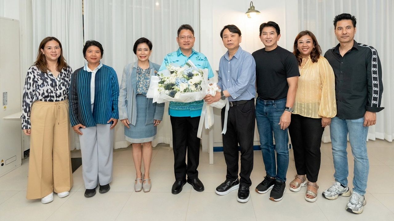 ร่วมมือกัน - ดร.ณัฐกิตติ์ ตั้งพูลสินธนา มอบดอกไม้แสดงความยินดีแก่ อังกูร ศีลาเทวากูล ผวจ.กระบี่ พร้อมหารือแนวทางการพัฒนาและส่งเสริมการท่องเที่ยวอย่างยั่งยืน โดยมี โศรยา หอมชื่น และ กันตภณ ผาณิตรัตน์ มาร่วมงานด้วย ที่ร้านอาหารน้องโจ๊ก จ.กระบี่ วันก่อน.