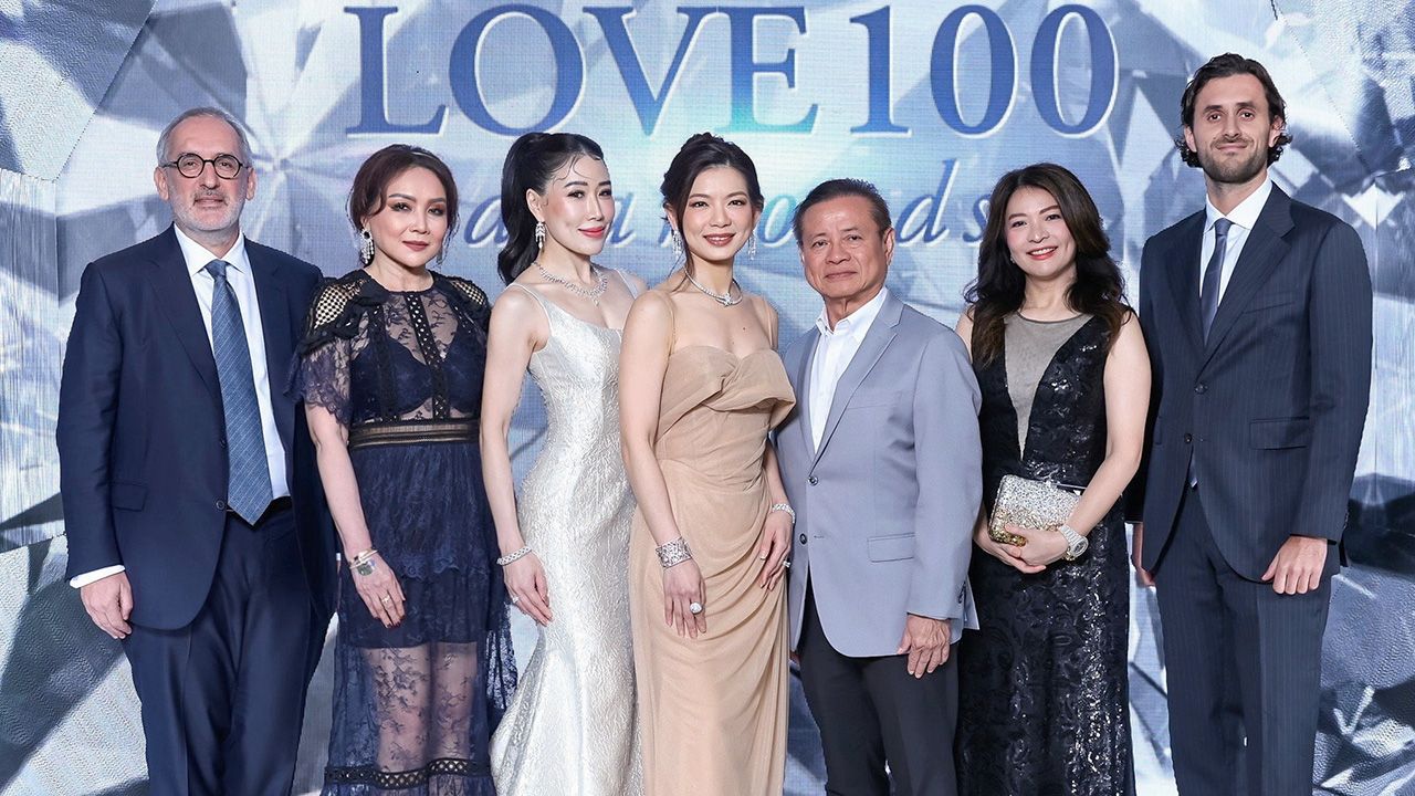 เพชรทรงกลม อัญรัตน์ พรประกฤต จัดงานฉลองก้าวเข้าสู่ปีที่ 95 ยูบิลลี่ เอ็นเตอร์ไพรส์ พร้อมเปิดตัวเพชรทรงกลม 100 เหลี่ยมครั้งแรกในไทย โดยมี ฌอง พอล, อาโนลด์ ทอลคอฟสกี้, ณัชชา ชัยรุ่งเรือง และ วิโรจน์ พรประกฤต มาร่วมงานด้วย ที่โรงแรมอินเตอร์คอนติเนนตัล วันก่อน.