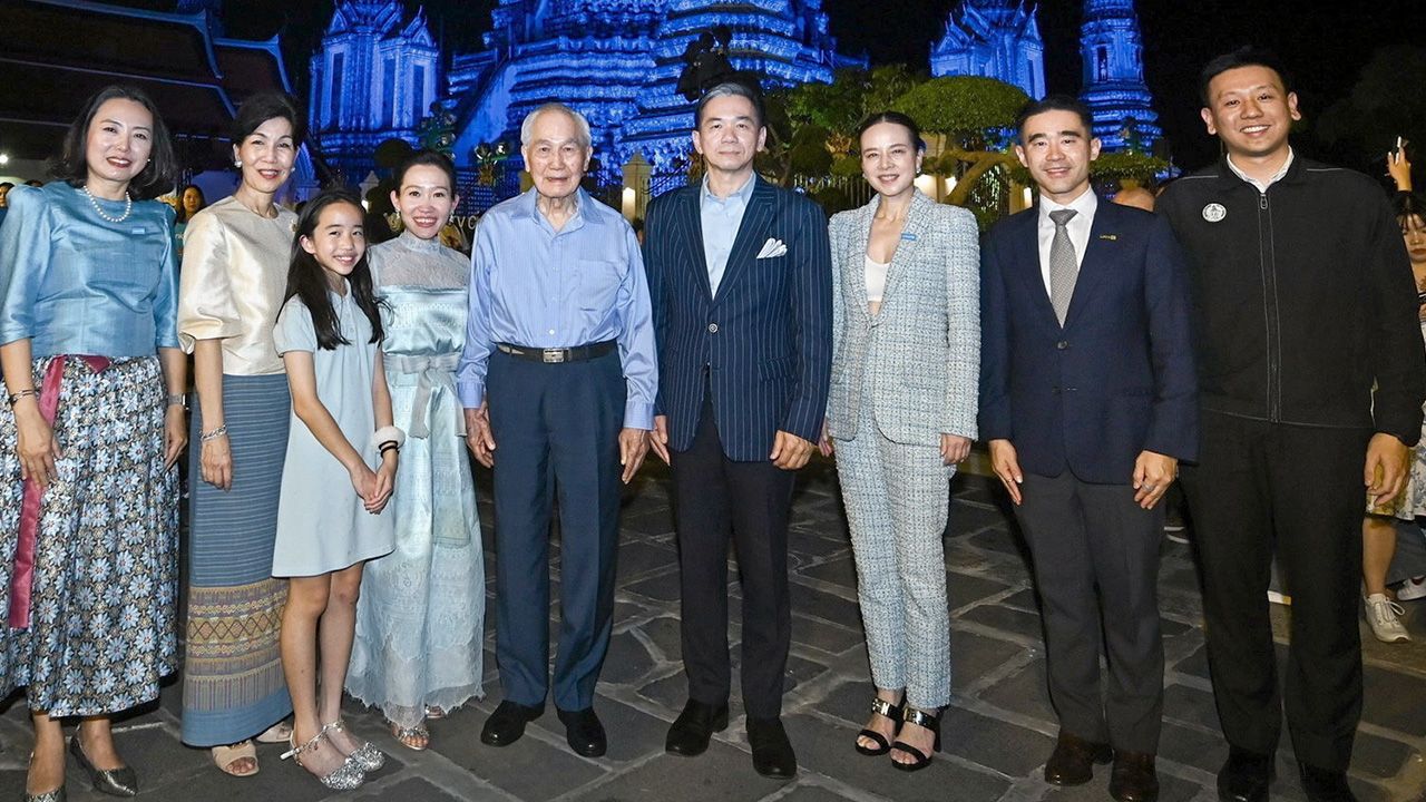 วันเด็กสากล - อานันท์ ปันยารชุน อดีตนายกรัฐมนตรี เปิดงาน “Turn Blue” เนรมิตพระปรางค์วัดอรุณเป็นสีฟ้าทั้งองค์ เพื่อระลึกถึงวันเด็กสากล โดยมี คยองซอน คิม, นวลพรรณ ล่ำซำ, ศานนท์ หวังสร้างบุญ และ อัศวิน–ฐาปณี เตชะเจริญวิกุล มาร่วมงานด้วย ที่วัดอรุณราชวราราม วันก่อน.