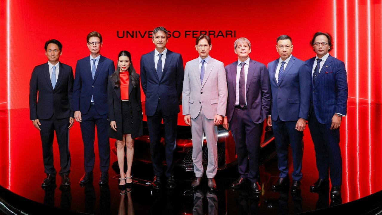 สุดยอด วรวุฒิ–นันทมาลี ภิรมย์ภักดี จัดงาน Universo Ferrari รวมสุดยอดนวัตกรรมแบรนด์ม้าลำพองจากอิตาลี พร้อมเปิดตัว Ferrari F80 สุดยอดซุปเปอร์คาร์ 1200 แรงม้า โดยมี เอ็นริโก กัลลิเอรา, พ.ต.อ.อภิเนสภ์ พรพิบูลย์ และ ดร.ดอยธิเบศร์ ดัชนี มาร่วมงานด้วย ที่เอ็มสเฟียร์ วันก่อน.