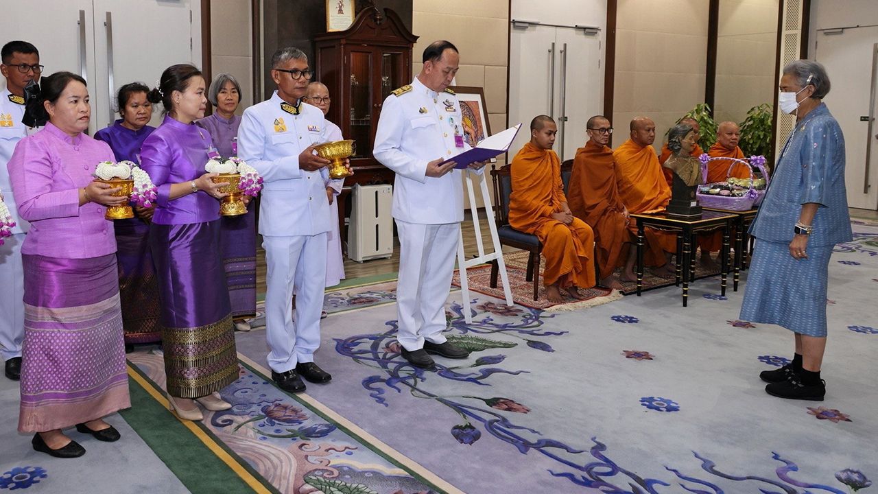 สมเด็จพระกนิษฐาธิราชเจ้า กรมสมเด็จพระเทพรัตนราชสุดาฯ สยามบรมราชกุมารี เสด็จออก ณ วังสระปทุม พระราชทานพระราชวโรกาสให้ พระครูปลัดจิรายุส จิรวฑฺฒโน วัดราชคีรีหิรัญยาราม จ.พิษณุโลก เฝ้าถวายเงินโดยเสด็จพระราชกุศลตามพระราชอัธยาศัย และถวายกระบือเพื่อพระราชทานแก่มูลนิธิชัยพัฒนา เมื่อวันก่อน.