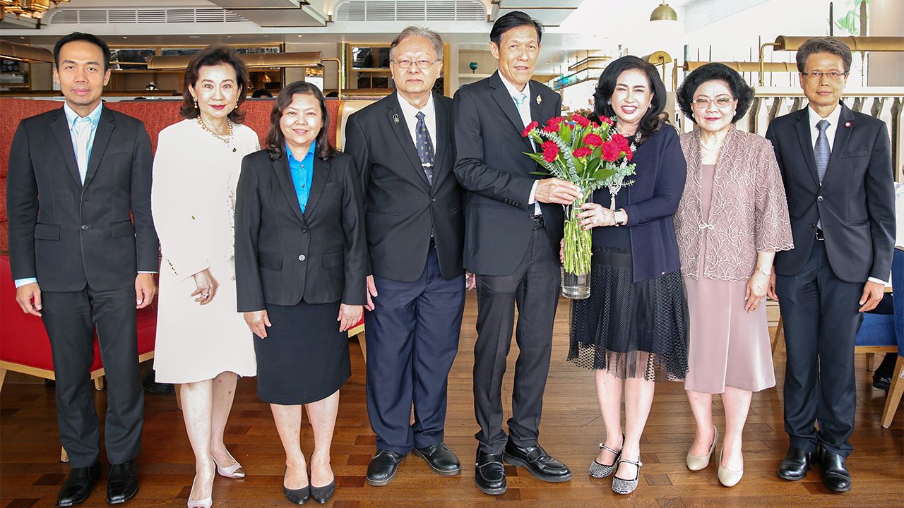 ดีใจด้วย - ดร.นิลุบล ลิ่มพงศ์พันธุ์, บุญนาค คลังสุภาวิพัฒน์ และ มาลินี ลีนุตพงษ์ มาร่วมแสดงความยินดีแก่ ทวีศักดิ์ จันทร์วีระเสถียร อธิบดี และ นพปฎล เมืองรักษ์ รองอธิบดี ผู้พิพากษาศาลเยาวชนและครอบครัวกลาง ที่ห้องลอร์ดจิมส์ โรงแรมแมนดาริน โอเรียนเต็ล วันก่อน.