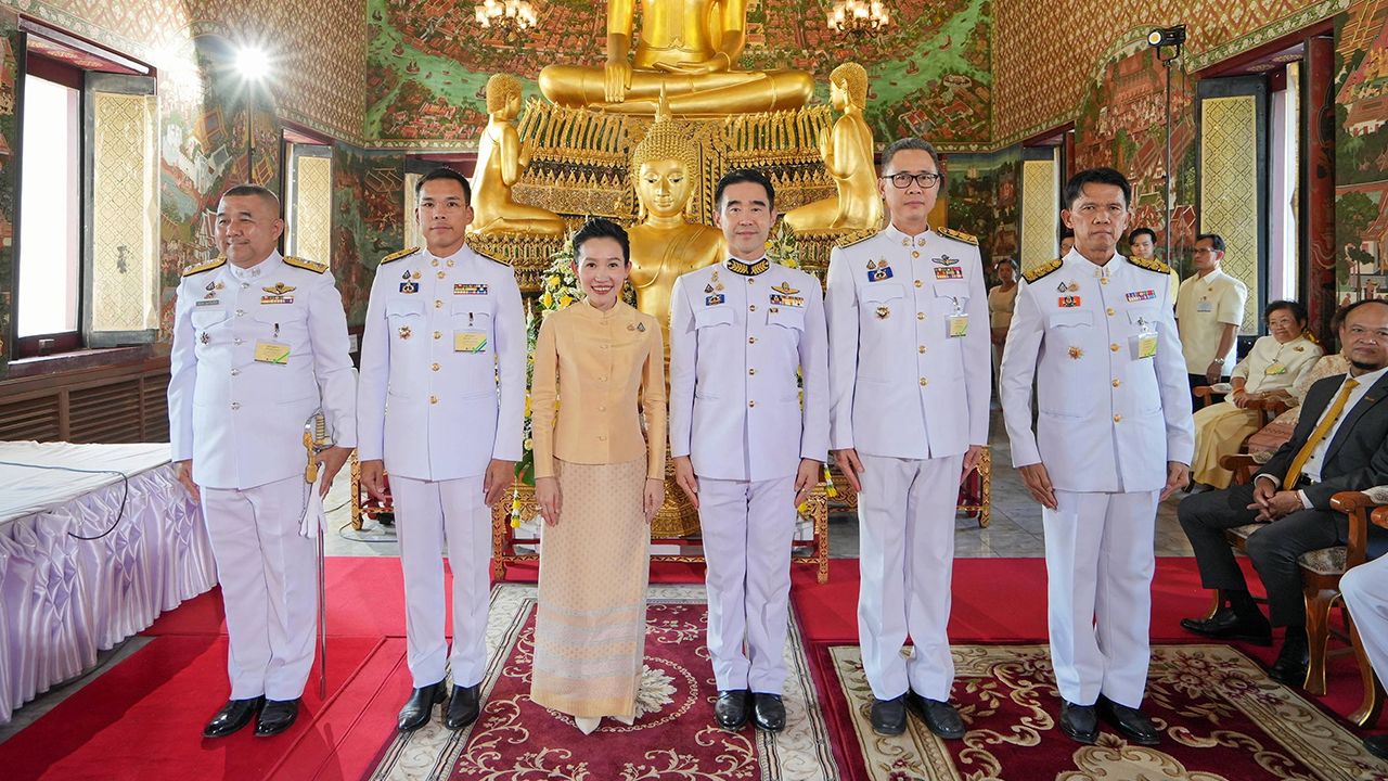 กฐินพระราชทาน - อัศวิน–ฐาปณี เตชะเจริญวิกุล อัญเชิญผ้าพระกฐินพระราชทานไปถวายแด่พระภิกษุสงฆ์ โดยมี กรกฎ วงษ์สุวรรณ, รนัสถ์ชัย พุ่มเจริญ, พล.ต.ต.สมภพ คูหาวิชานันท์ และ อัศวดร ปัจฉิม มาร่วมในพิธีด้วย ที่วัดอัมพวันเจติยารามวรวิหาร จ.สมุทรสงคราม วันก่อน.