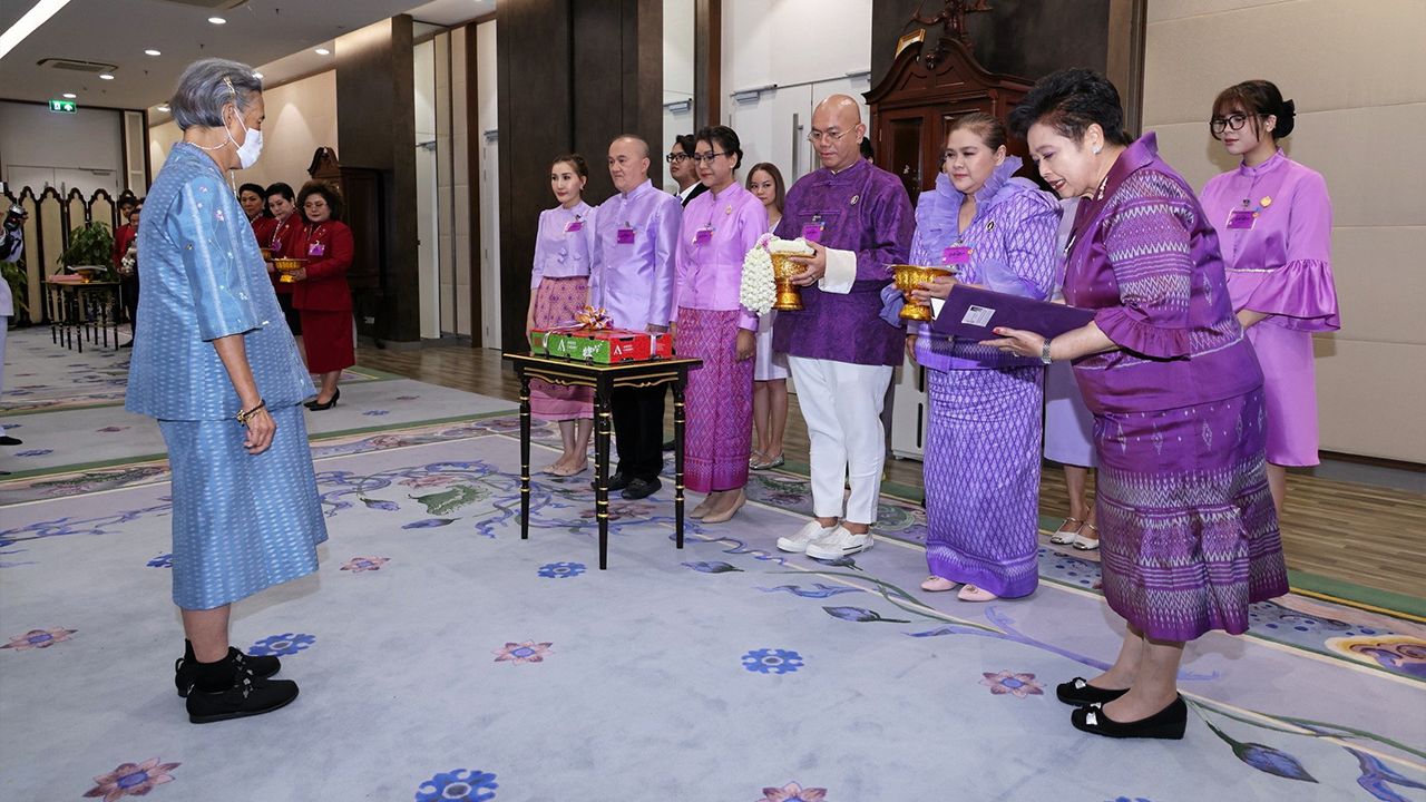 สมเด็จพระกนิษฐาธิราชเจ้า กรมสมเด็จพระเทพรัตนราชสุดาฯ สยามบรมราชกุมารี เสด็จออก ณ วังสระปทุม พระราชทานพระราชวโรกาสให้ สายสม วงศาสุลักษณ์ นำ นนทิยา จิวบางป่า และคณะผู้จัดคอนเสิร์ต “พี่ได้ร้อง น้องได้เรียน” ครั้งที่ 8 เฝ้าฯ ทูลเกล้าฯ ถวายเงินสมทบทุนการศึกษาโรงเรียนเฉลิมพระเกียรติ 48 พรรษา เมื่อวันก่อน.