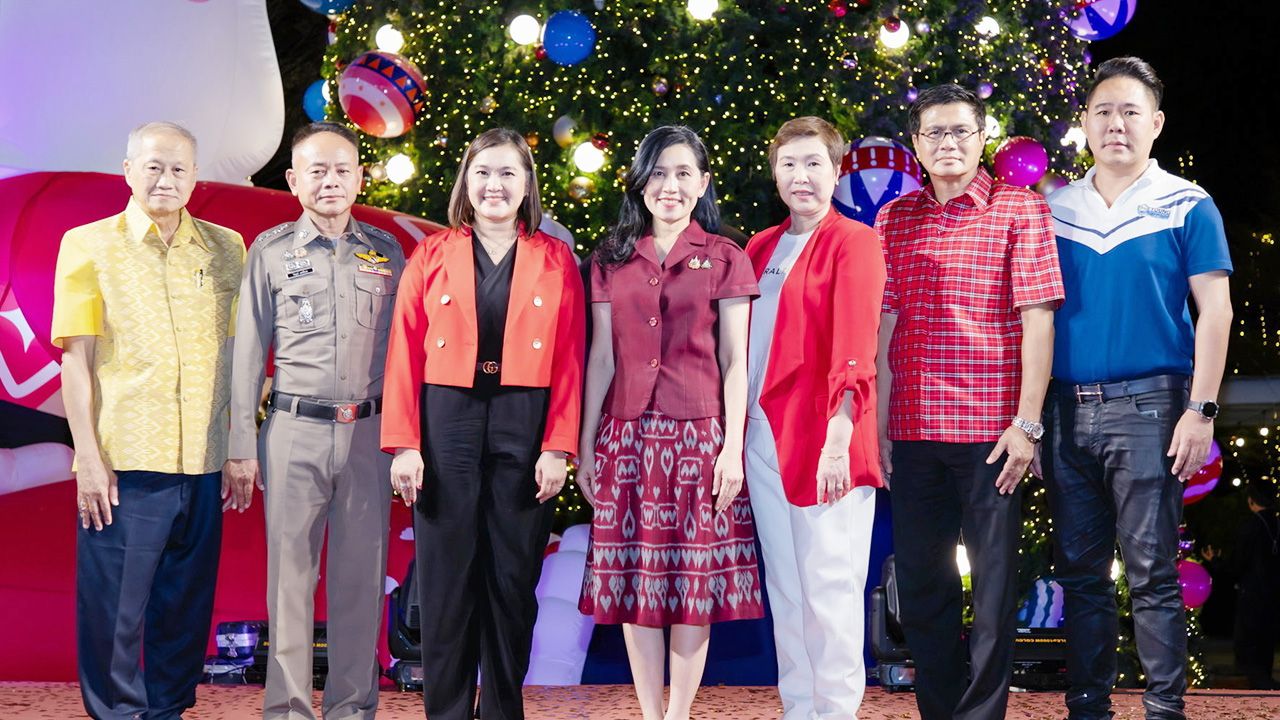 คริสต์มาส อโรชา นันทมนตรี และ พิมพ์ภัทรา จันทร์หิรัญ เปิดงาน Christmas Tree Light Up Celebration 2025 ต้อนรับเทศกาลแห่งความสุขกับต้นคริสต์มาสยิ่งใหญ่ที่สุดใน จ.นครปฐม โดยมี นันทพร เทพเทวิน และ พัลลภ เวศย์วรุตม์ มาร่วมงานด้วย ที่เซ็นทรัล ศาลายา วันก่อน.