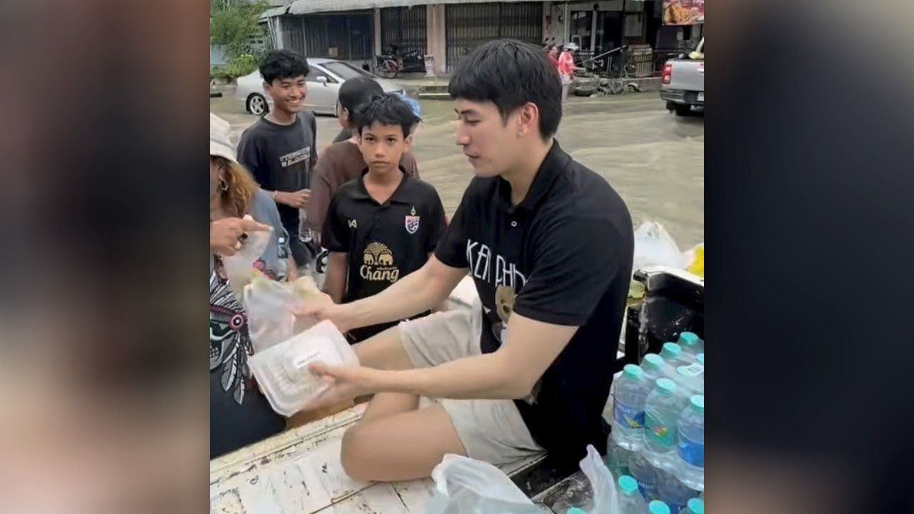 อยู่หาดใหญ่ที่คาเฟ่ตัวเองพอดี เคน–ภูภูมิ เห็นคนเดือดร้อนน้ำท่วม ทำข้าวกล่องและน้ำดื่มแจกผู้ประสบภัยน้ำท่วมหาดใหญ่ เป็นอีกหนึ่งกำลังใจ เอสเธอร์ ยังปรบมือชื่นชม.