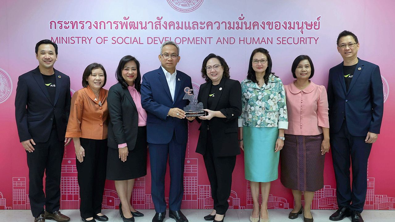 เพื่อสังคม อนุกูล ปีดแก้ว และ กานติมา เลอเลิศยุติธรรม รับรางวัลพลังสร้างสรรค์เพื่อสังคม จากความร่วมมือของเอไอเอสกับกระทรวง พม. เพื่อสนับสนุนให้เกิดความคิดสร้างสรรค์ เชิงบวกของกลุ่มคนรุ่นใหม่ โดยมี จตุพร โรจนพานิช มาร่วมงานด้วย ที่กระทรวง พม. วันก่อน.