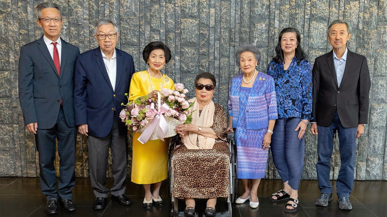 ดีใจด้วย คุณหญิงสุจิตรา จิราธิวัฒน์ มงคลกิติ และ สุทธิเกียรติ จิราธิวัฒน์ มอบดอกไม้แสดงความยินดีให้ รัตนา นรพัลลภ ในโอกาสได้รับรางวัลอาสาสมัครดีเด่น ประจำปี 2567 โดยมี มุกดา จิราธิวัฒน์ เอื้อวัฒนะสกุล มาร่วมงานด้วย ที่โรงแรมเซ็นทาราแกรนด์ เซ็นทรัลเวิลด์ วันก่อน.