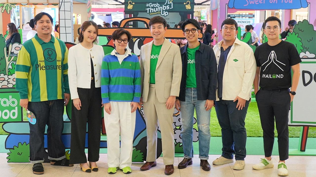 เพลิดเพลิน พนมกร จิระเสถียรพงศ์ และ จิรกิตต์ กว้างสุขสถิตย์ จัดงาน #GrabThumbs Up x NEWYEAR presents Quality Food Quality Time in the Park ชวนเสพงานศิลป์ผลงานของ ปภากร ศรีกัลยกร พร้อมแนะนำเมนูพิเศษจาก 5 ร้านดัง ที่เซ็นทรัลเวิลด์ วันก่อน.