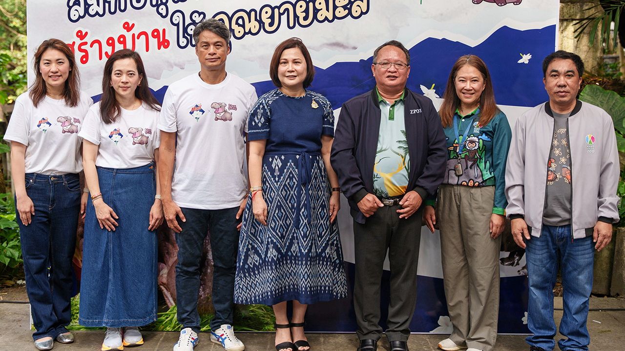 สร้างบ้าน พิมพ์ จารุเศรนี และ อรรถพร ศรีเหรัญ ลงนามความร่วมมือโครงการ “น้องหมูเด้ง สร้างบ้านให้คุณยายมะลิ” ฮิปโปมีอายุยืนที่สุด พร้อมหาทุนช่วยผู้ประสบอุทกภัยและดูแลสัตว์ โดยมี พินิจ พัวพันธ์ และ ชื่นจิต จารุเศรนี มาร่วมในพิธีด้วย ที่สวนสัตว์เปิดเขาเขียว วันก่อน.