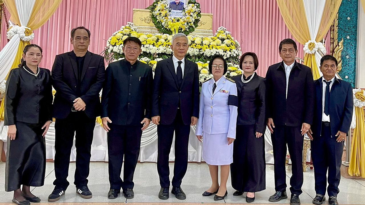 สู่สุคติ สุวัจน์ ลิปตพัลลภ อดีตรองนายกรัฐมนตรี เป็นประธานในพิธีฌาปนกิจศพ ปิยะ จรูญสมิทธิ์ สามี รจนา จรูญสมิทธิ์ บิดาของ พิภพ–อมรรัตน์ จรูญสมิทธิ์ โดยมี ณรงค์ บุญบรรเจิดศรี, ไชยเทพ บุญเลิศ และ น.ท.ชวลิต อมราภรณ์ มาร่วมในพิธีด้วย ที่วัดสัตหีบ จ.ชลบุรี วันก่อน.