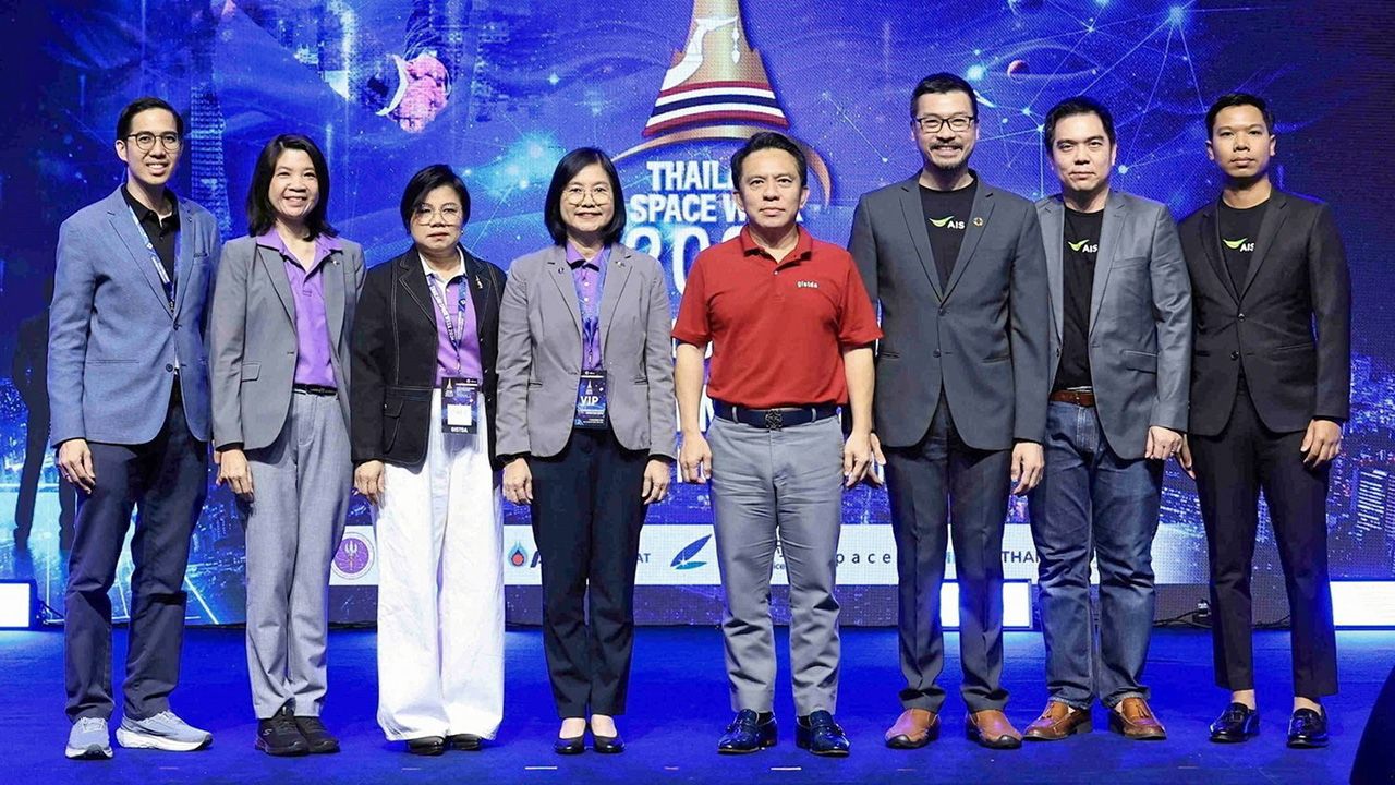 สร้างโอกาส อราคิน รักษ์จิตตาโภค จากเอไอเอส มาบรรยายในงาน “Thailand Space Week 2024” เพื่อตอกย้ำความสำคัญของการผสมผสานระหว่างเทคโนโลยีโทรศัพท์เคลื่อนที่และเทคโนโลยีดาวเทียม โดยมี ดร.ปกรณ์ อาภาพันธุ์ มาร่วมฟังด้วย ที่อิมแพ็ค เมืองทองธานี วันก่อน.