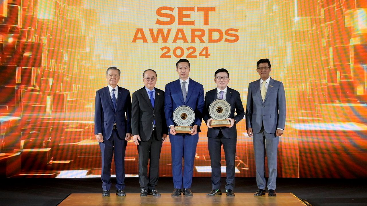 สุดยอด - ศ.กิติพงศ์ อุรพีพัฒนพงศ์ มอบรางวัล Best CEO Awards ให้ ศักดิ์ชัย พีชะพัฒน์ และ พชร อารยะการกุล ในงานประกาศรางวัล SET Awards ประจำปี 2567 โดยมี อัสสเดช คงสิริ และ สันติ วิริยะรังสฤษฎ์ มาร่วมงานด้วย ที่อาคารตลาดหลักทรัพย์แห่งประเทศไทย วันก่อน.