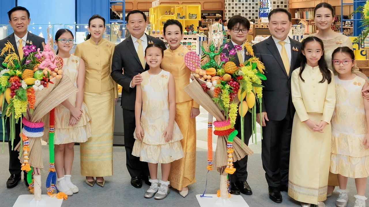 สารพัดไทย - ฐาปน สิริวัฒนภักดี และ ปณต สิริวัฒนภักดี เปิดร้าน “สารพัดไทย” ศูนย์รวมสินค้าผลิตภัณฑ์คุณภาพผสมผสานการออกแบบร่วมสมัย โดยมี ฐาปณี เตชะเจริญวิกุล, ปภัชญา สิริวัฒนภักดี และ ม.ล.ตรีนุช สิริวัฒนภักดี มาร่วมงานด้วย ที่โครงการวัน แบงค็อก วันก่อน.