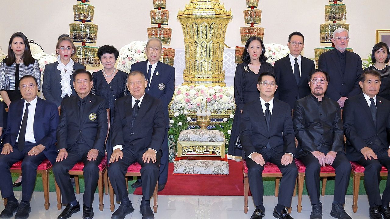 ปลายทางชีวิต สุทธิธรรม จิราธิวัฒน์ เป็นประธานในพิธีสวดอภิธรรม พญ.วีณา วงศ์พานิช มารดาของ ณัฐ วงศ์พานิช โดยมี อรรถพล ใหญ่สว่าง, อนันต์ วงศ์พานิช, นรชิต สิงห เสนี, วีระ ถนอมศักดิ์ และ จริยา จิราธิวัฒน์ มาร่วมในพิธีด้วย ที่วัดมกุฏกษัตริยาราม วันก่อน.