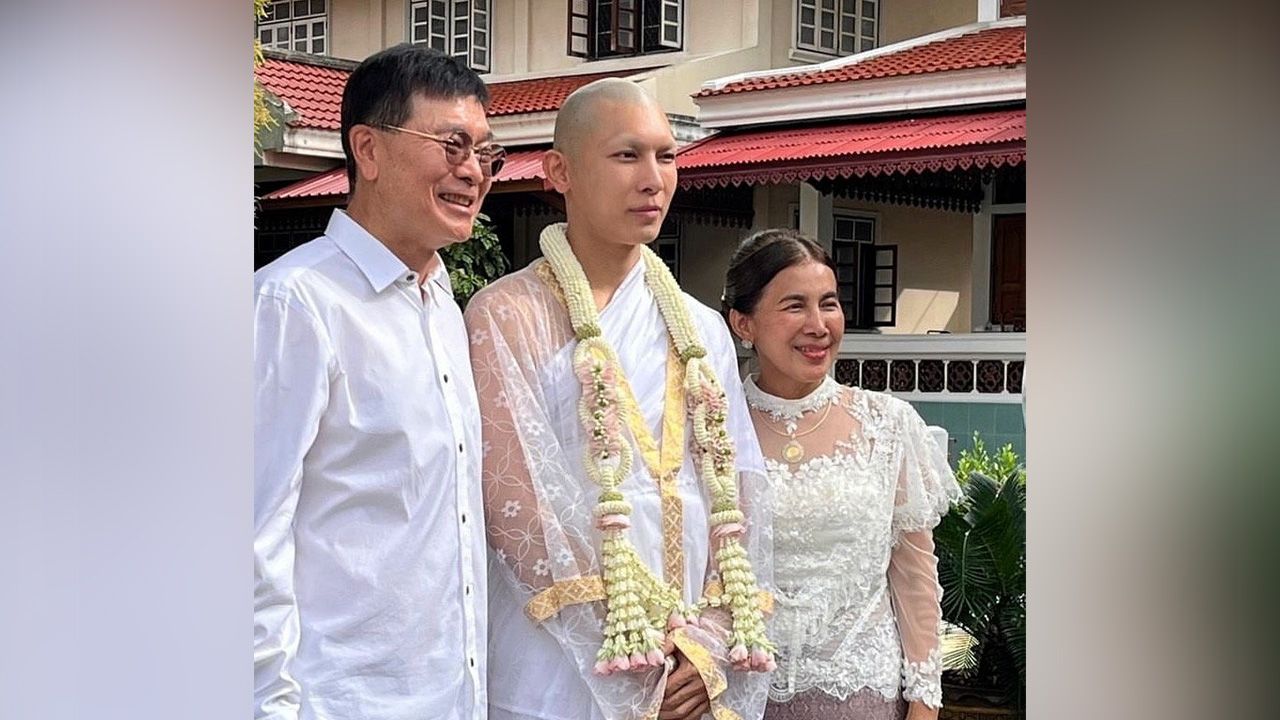 แห่อนุโมทนาบุญ มิว–ศุภศิษฏ์ เข้าพิธีอุปสมบททดแทนคุณบิดามารดา ที่วัดบุรณศิริ มาตยาราม ได้ฉายาธรรม “ปุญญวัฑฒโนภิกขุ”ผู้เจริญด้วยปัญญา.