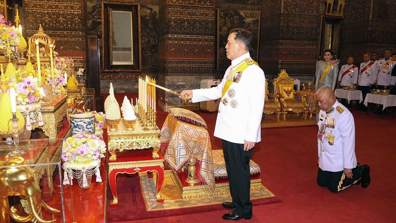 พระบาทสมเด็จพระเจ้าอยู่หัว และ สมเด็จพระนางเจ้าฯ พระบรมราชินี เสด็จพระราชดำเนินไปในการพระราชพิธีทรงบำเพ็ญพระราชกุศลถวายผ้าพระกฐิน ณ วัดพระเชตุพนวิมลมังคลาราม เขตพระนคร เมื่อวันที่ 25 ตุลาคม.