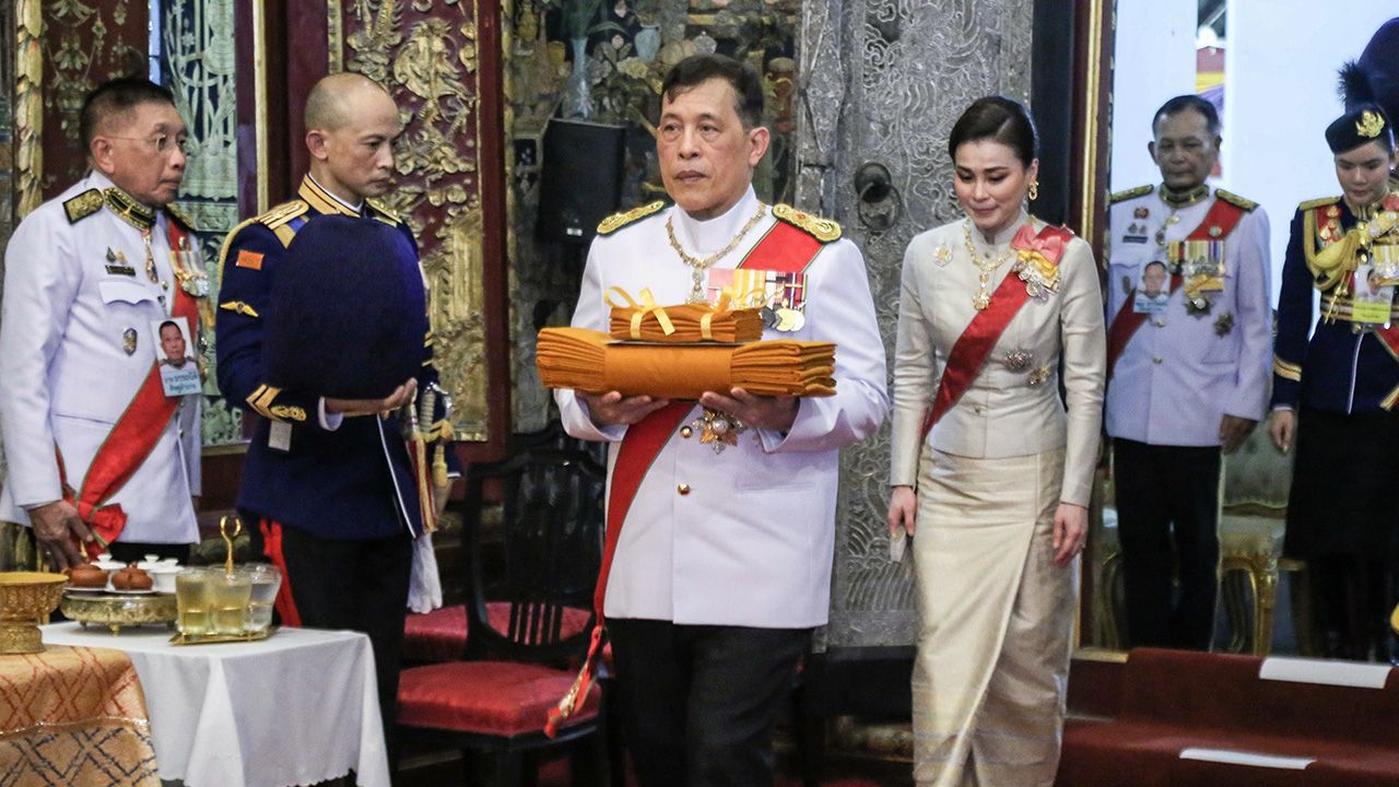 พระบาทสมเด็จพระเจ้าอยู่หัว และ สมเด็จพระนางเจ้าฯ พระบรมราชินี เสด็จพระราชดำเนินไปในการพระราชพิธีทรงบำเพ็ญพระราชกุศลถวายผ้าพระกฐิน ณ วัดราชโอรสาราม เขตจอมทอง เมื่อวันที่ 26 ตุลาคม.