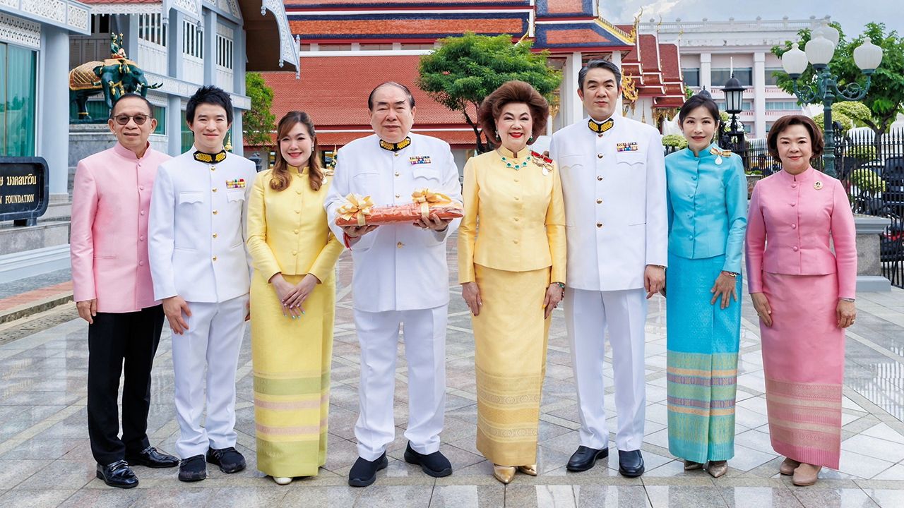 กฐินพระราชทาน ดร.วรวิทย์ วีรบวรพงศ์ เป็นประธานในพิธีถวายผ้าพระกฐินพระราชทาน โดยมี ดร.พัชรา วีรบวรพงศ์, พัชราวดี วีรบวรพงศ์, ประดิษฐ์-จรูญลักษณ์ กมลวิศิษฎ์ และ ศุภชัย-จินต์จุฑา วีรบวรพงศ์ มาร่วมในพิธีด้วย ที่วัดเทวราชกุญชรวรวิหาร วันก่อน.