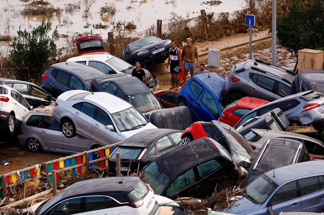 Spain is devastated as flood victims rise to 158. Police arrested 39 people who took advantage of theft.