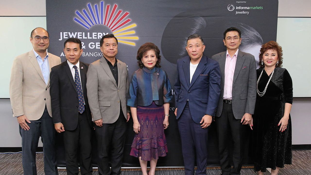 อย่าพลาด - สรรชาย นุ่มบุญนำ และ จิรบูลย์ วิทยสิงห์ แถลงข่าวการจัดงาน “Jewellery & Gem ASEAN Bangkok 2025” ระหว่าง 23-26 เม.ย.68 ที่ศูนย์การประชุมแห่งชาติสิริกิติ์ โดยมี ดร.จิราภรณ์ วิริยะพงษากุล มาร่วมแถลงด้วย ที่บริษัทอินฟอร์มา มาร์เก็ตส์ วันก่อน.