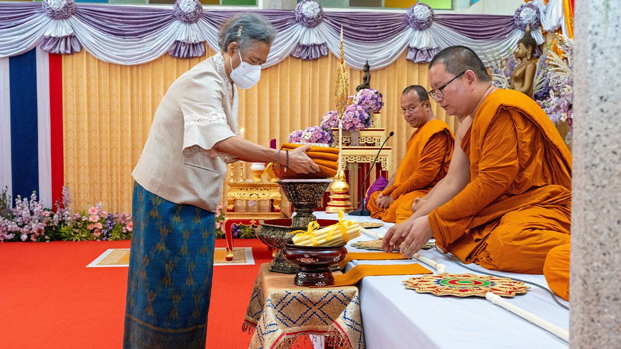 สมเด็จพระกนิษฐาธิราชเจ้า  กรมสมเด็จพระเทพรัตนราชสุดาฯ  สยามบรมราชกุมารี  เสด็จพระราชดำเนินไปทรงถวายผ้าพระกฐิน สภากาชาดไทย ประจำปี 2567 ณ วัดพระบรมธาตุสวี อำเภอสวี จังหวัดชุมพร เมื่อวันที่ 4 พฤศจิกายน.