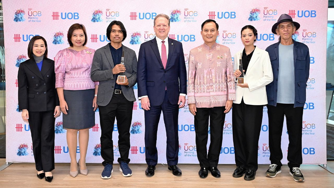 เก่งมาก สถาพร เที่ยงธรรม มอบรางวัลให้ สุกิจ ชูศรี และ พัฒน์นรี บุญมี ผู้ชนะเลิศ “การประกวดจิตรกรรมยูโอบี” ครั้งที่ 15 โดยมี ริชาร์ด มาโลนีย์, อำมฤทธิ์ ชูสุวรรณ, ฐิต์ณัฐ สมบัติศิริ และ ธรรัตน โอฬารหาญกิจ มาร่วมงานด้วย ที่ห้องออดิทอเรียม ยูโอบี พลาซา วันก่อน.