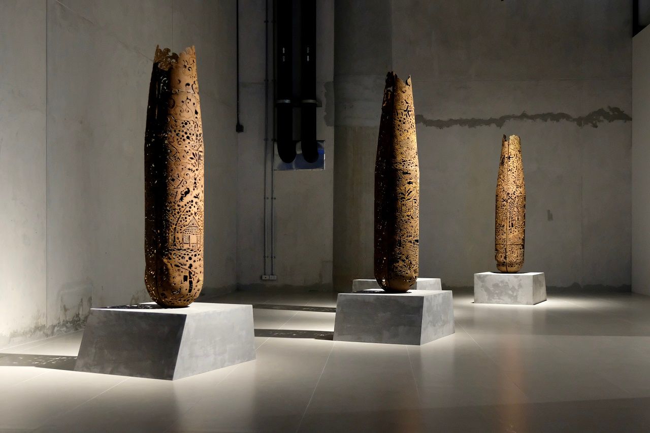 Bounpaul Phothyzan, Story from Plateau, 2019-ongoing. Sculpture made of bomb casings. 200 x 40 x 40 cm ea. Collection of Bangkok Art Biennale Foundation. Photo by Arina Matvee