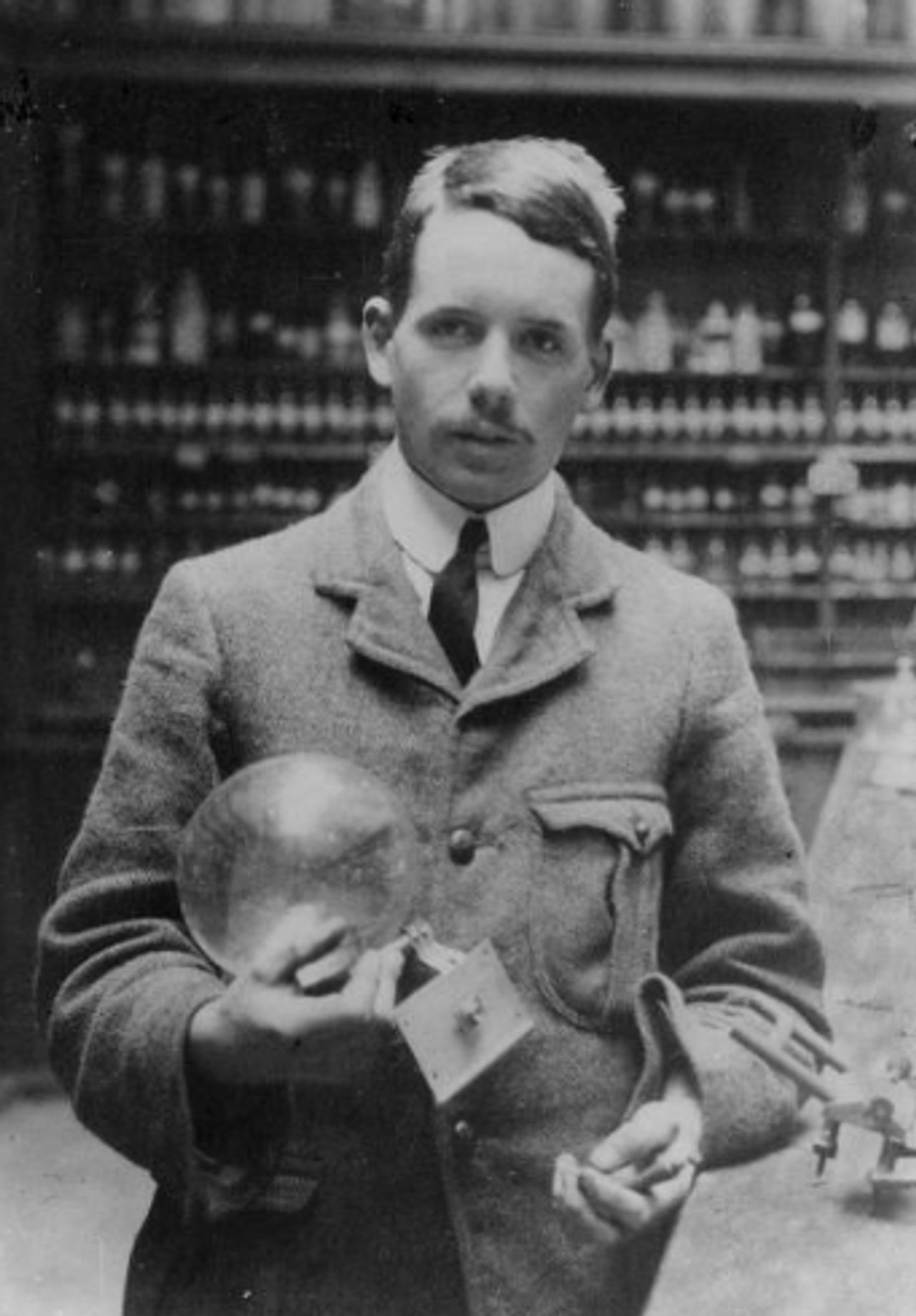 Henry Moseley นักฟิสิกส์ ที่เสียชีวิตในสงคราม ด้วยวัยหนุ่มเพียง 27 ปี 