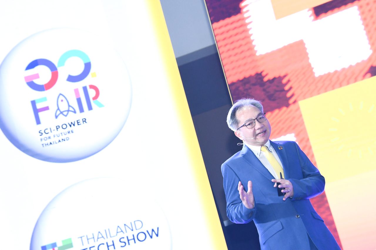 ศาสตราจารย์ ดร.ชูกิจ ลิมปิจํานงค์ ผู้อํานวยการ สวทช. 