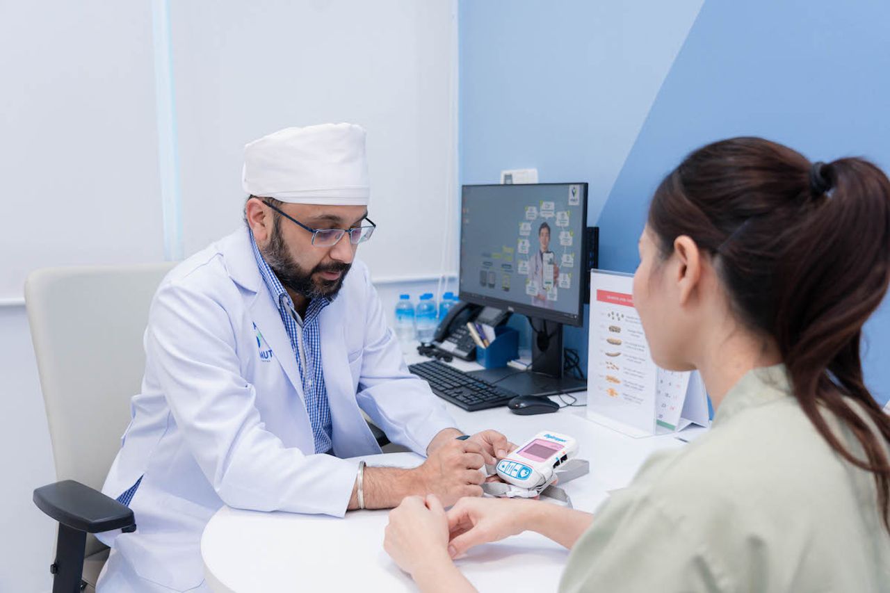 นพ. กุลเทพ รัตนโกวิท แพทย์ผู้ชำนาญการโรคระบบทางเดินอาหารและตับ ระบบประสาท ศูนย์ทางเดินอาหารและตับ รพ.วิมุต