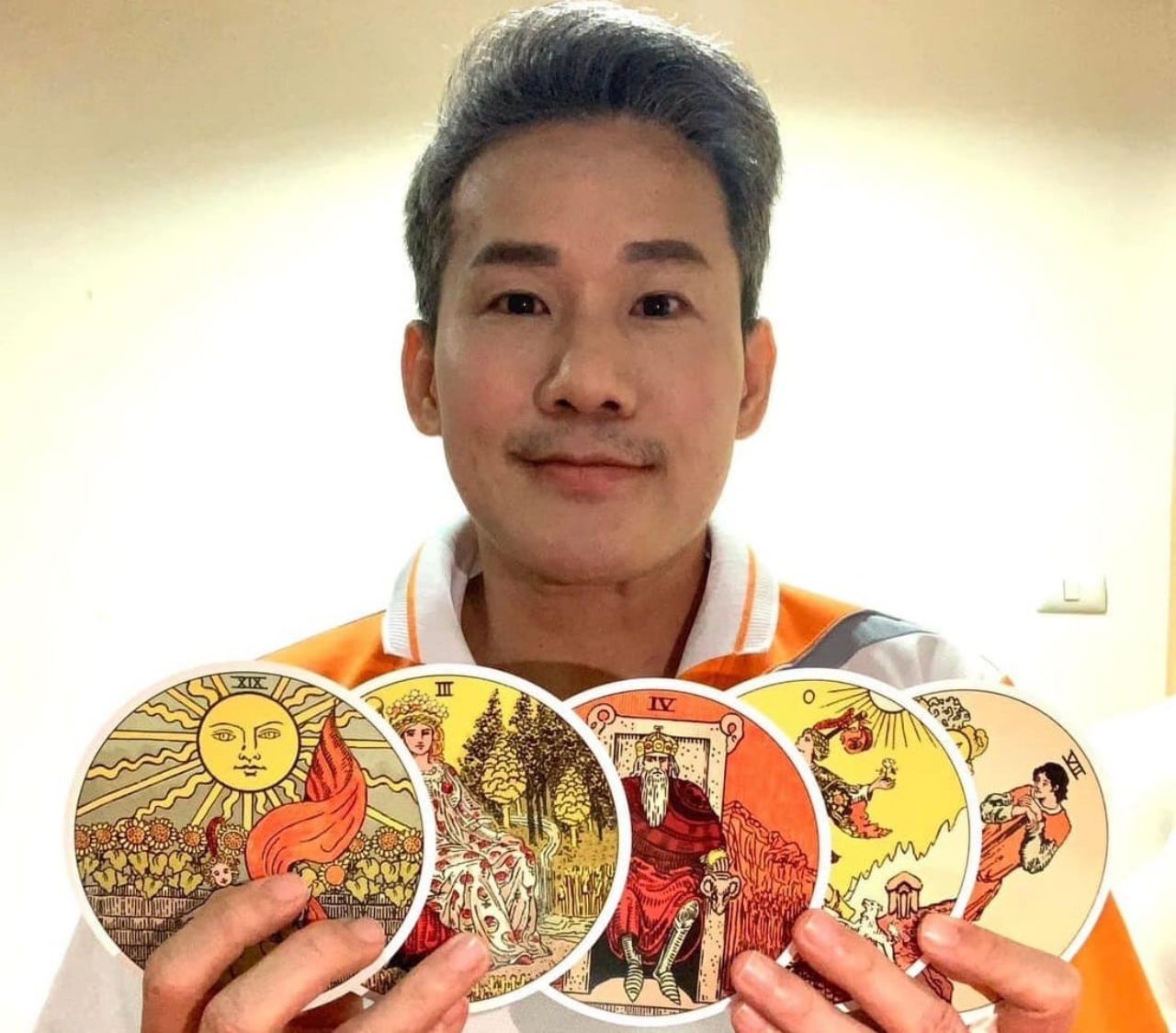 อาจารย์มงคล รอดเที่ยงธรรม ผู้ทำนาย